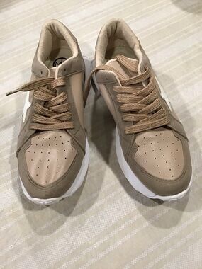 Mks 2 Tone Tan Beige Star Tennis Sneakers  size 8 1/2